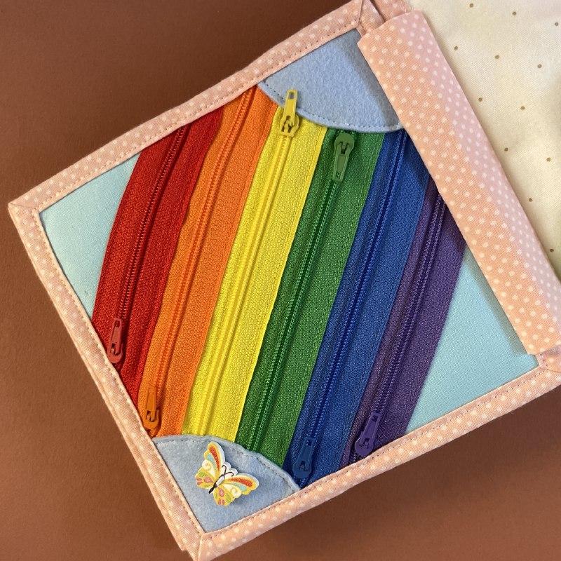 Pagina sensoriale arcobaleno a cerniere per un Quiet book perosnalizzato 