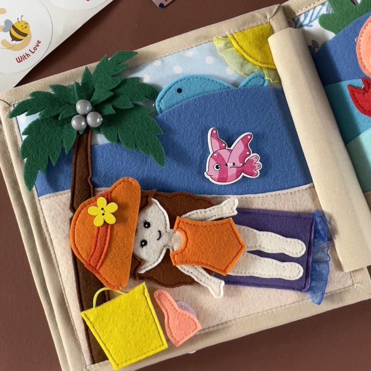 Pagina sensoriale bambola sulla spiaggia per un Quiet Book personalizzato SofyBee
